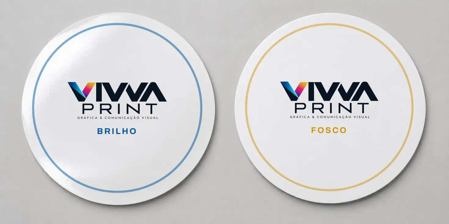 Dois adesivos redondos da Vivva Print lado a lado para comparar o acabamento: o da esquerda em brilho, com reflexo na superfície, e o da direita em fosco, sem reflexo.