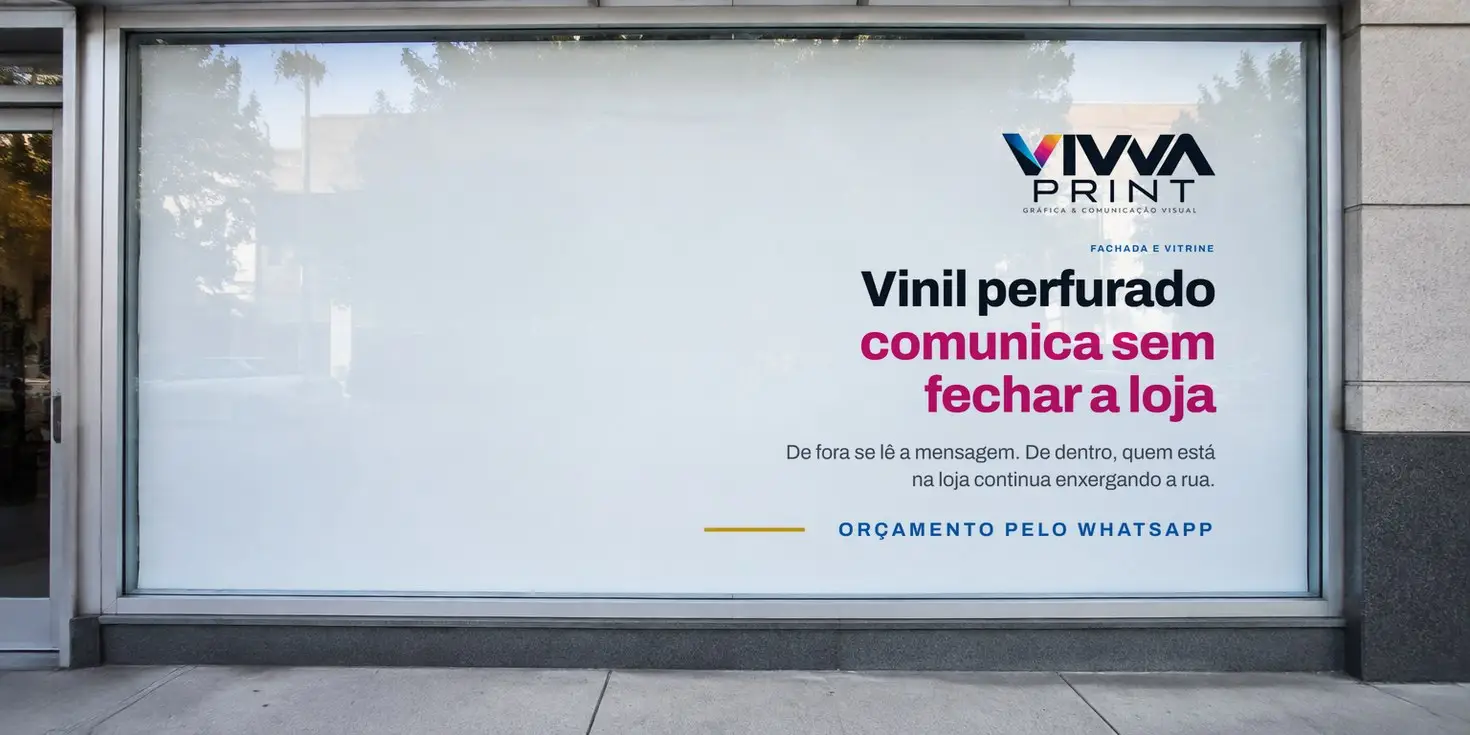 Vitrine de loja adesivada pela Vivva Print, dizendo "Vinil perfurado comunica sem fechar a loja": de fora se lê a mensagem e de dentro quem está na loja continua enxergando a rua